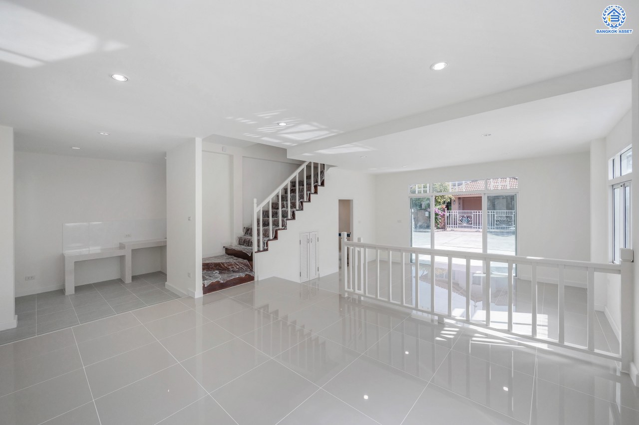 บ้านมือสองตกแต่งใหม่ โครงการ ปริญญดา เกษตร-นวมินทร์ หลังมุม เนื้อที่ 40.5 ตร.ว. ฟังก์ชัน 3 ห้องนอน 3 ห้องน้ำ 2 ที่จอดรถ บ้านทำเลเมือง การเดินทางสะดวกเชื่อมต่อถนนประเสริฐมนูกิจ ถนนรามอินทรา ถนนพหลโยธิน ใกล้เซ็นทรัล อีสต์วิลล์ โรงเรียนเลิศหล้า และใกล้จุดขึ้นทางด่วน "ฉลองรัช"